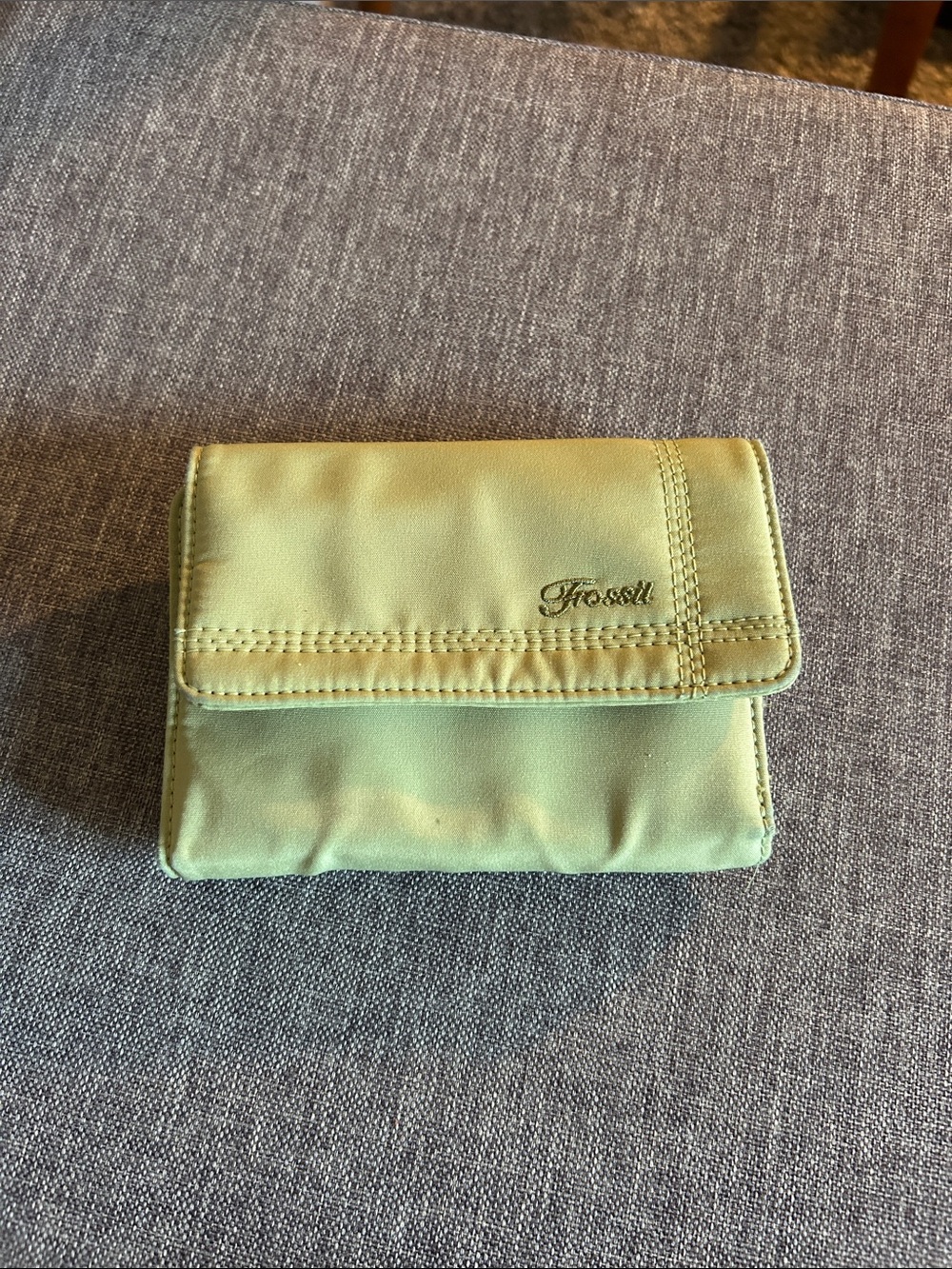 Fossil Compact Fold-Over Card Holder in Pale Green